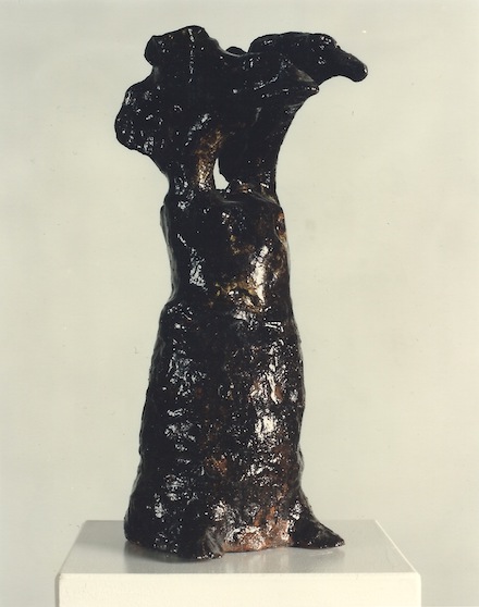 Schwarzer Engel, Keramik glasiert, 1997 (40 x 16,5 x 19,5 cm)