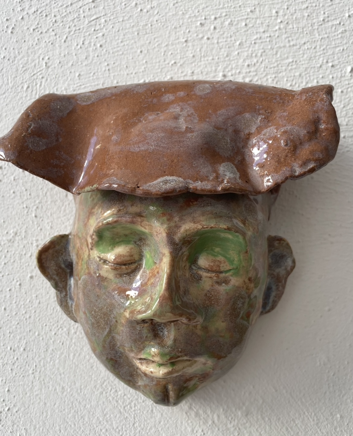 Head of a priest 1, 2025, Keramik glasiert, 