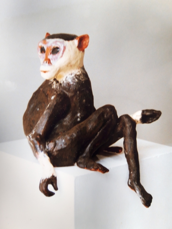 Affe, 2002, Keramik glasiert, (62 x 32 x 34 cm) 