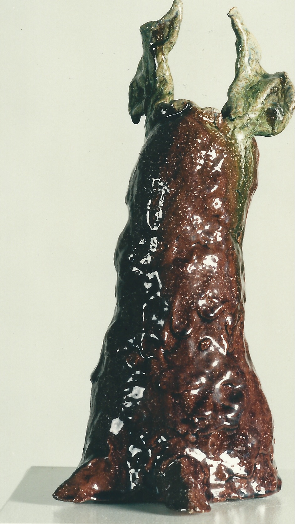 Gesichtsloser, kurzflügeliger Engel, 1997, Keramik glasiert (36,5 x 16,0 x 18,0 cm)