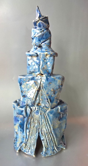Hellblaues Haus, 2017, Keramik glasiert (29,2 x 12,2 x 9,5 cm) 