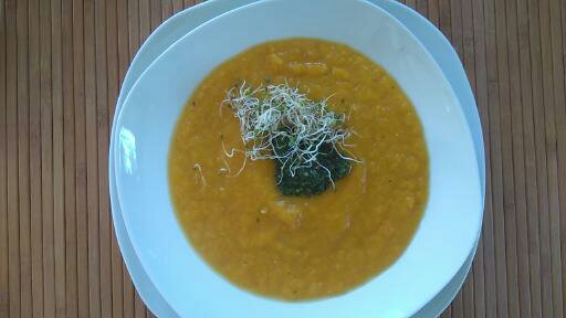 Kürbissuppe mit Wildkräuterpesto