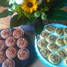 Blätterteigschnecken mit Wildkräuterpesto und Schokomuffins mit karamellisierten Bucheckern