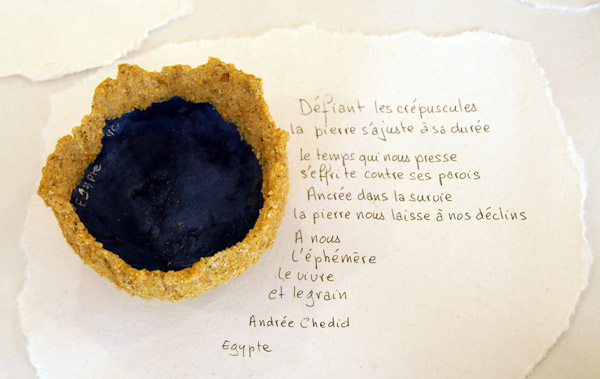 Coupe d'Egypte constituée de sable et de papier avec un extrait de poème d'Andrée Chedid