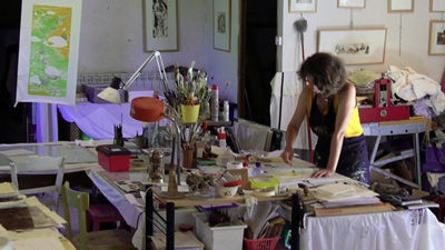Tirage de gravure sur bois dans l'atelier de la Scierie