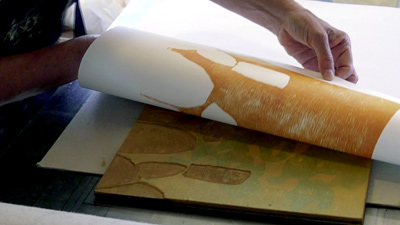 Tirage de gravure sur bois dans l'atelier de la Scierie