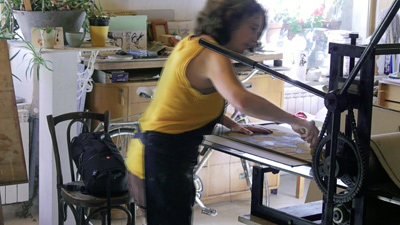 Tirage de gravure sur bois dans l'atelier de la Scierie