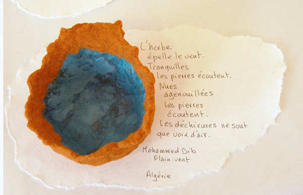 Coupe d'Algérie constituée de sable et de papier avec un extrait de poème de Mohamed Dib