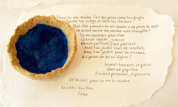 Coupe de Cuba constituée de sable et de papier avec un extrait de poème de Nicolas Guillen