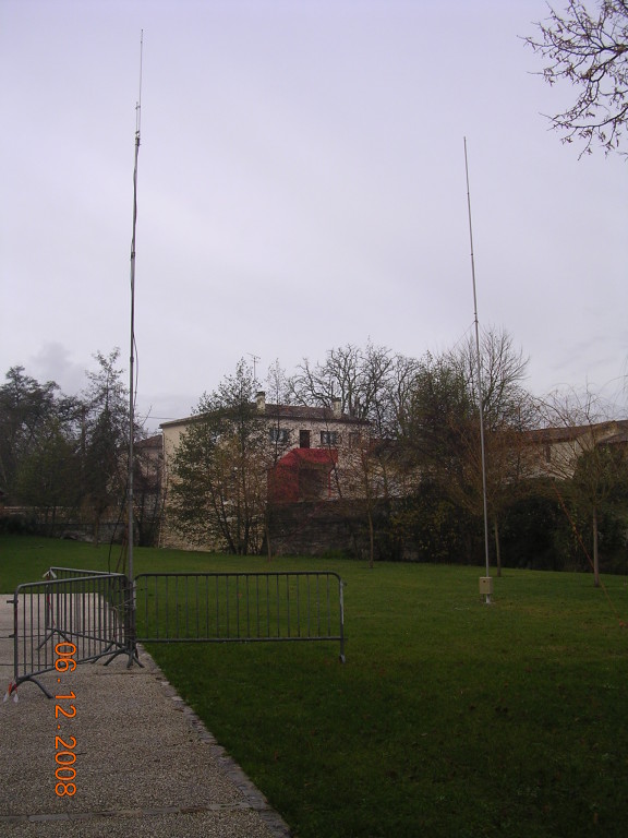 antenne VHF à gauche et GP HF 80, 40, 20m à droite