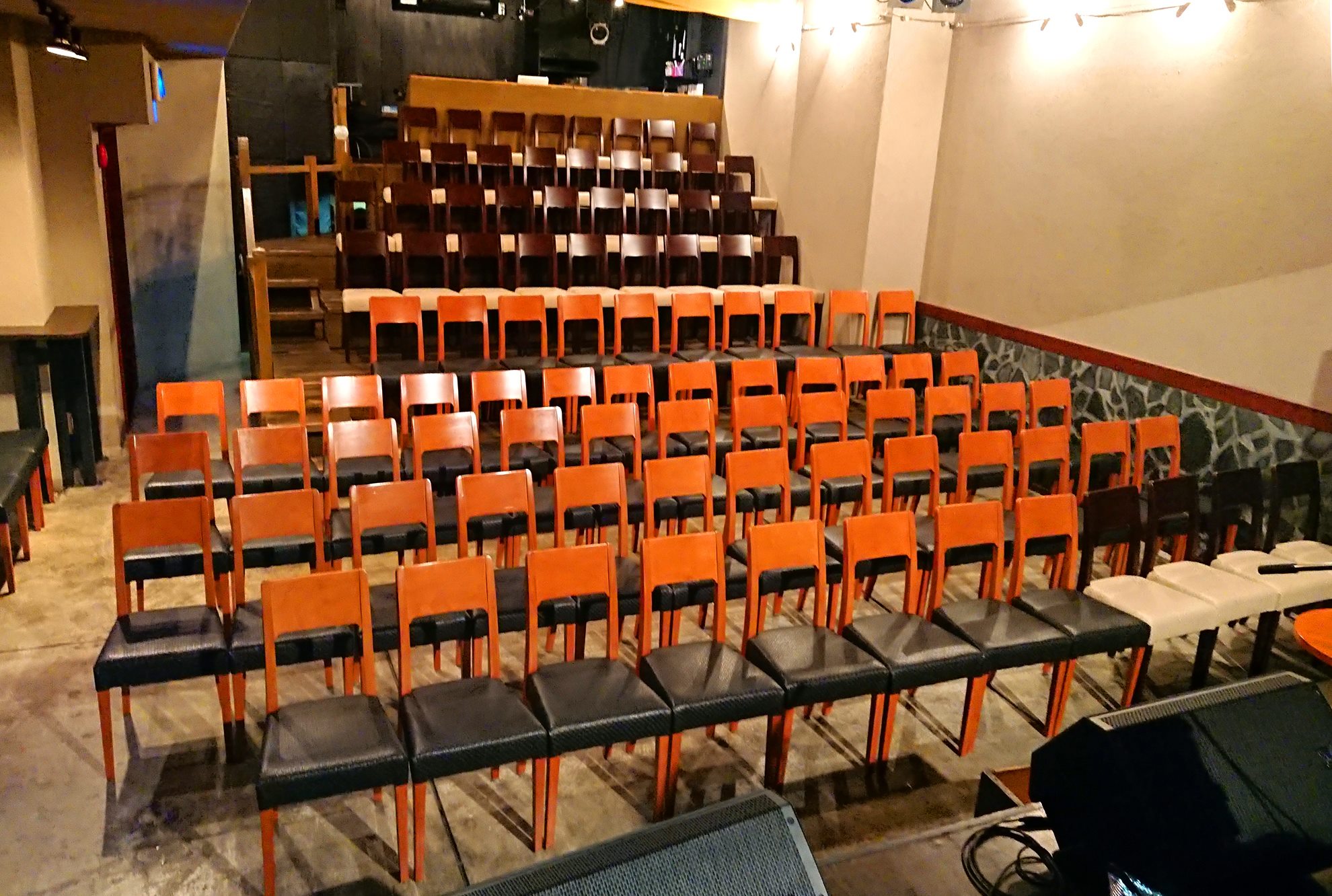 <font size="2">100席設置時（左脇に４席あり）</font>