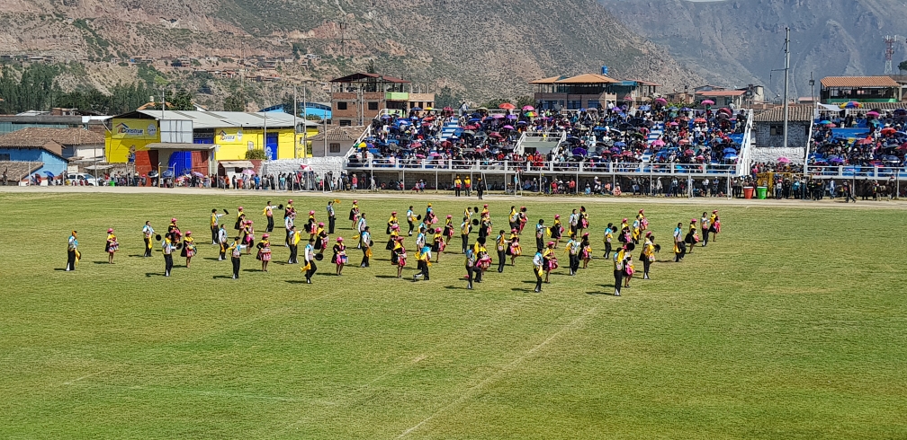 gaben jeweils für 8 Minuten im Stadion von Urubamba Ihr Bestes.