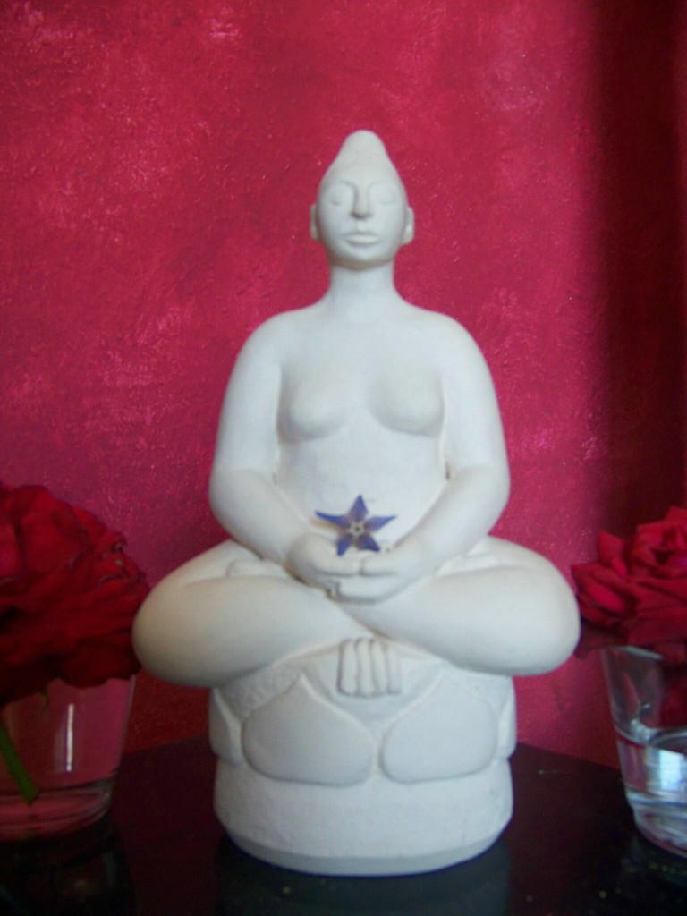 Buddhine auf Lotus, gebr. Ton, 2012, ca. 22 cm
