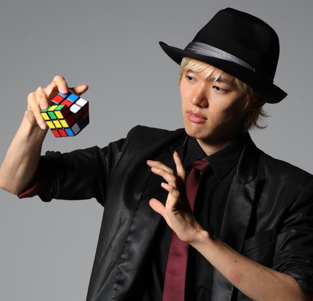 ルービックキューブを持ったマジシャンRYUHEI