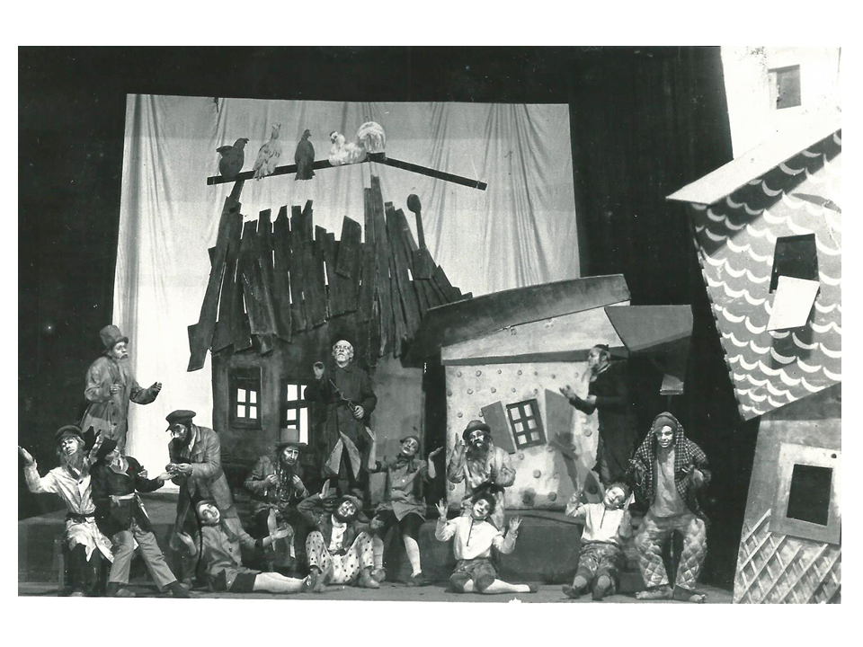 סצנת נעילה ב-"מסעות בנימין השלישי", 1927. מימין: ראשון – זוסקין-סנדריל, מאחוריו – מיכאלס-בנימין-השלישי, שישית – ברקובסקיה-בחור-העיירה. עיצוב הבמה והתלבושות – ר' פאלקמ 