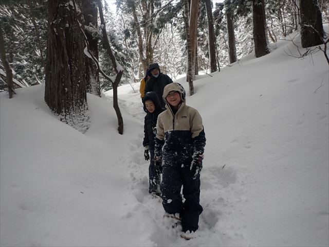 大人も子どもも大満足の雪遊び　　かんじきトレッキングとイグルー作り