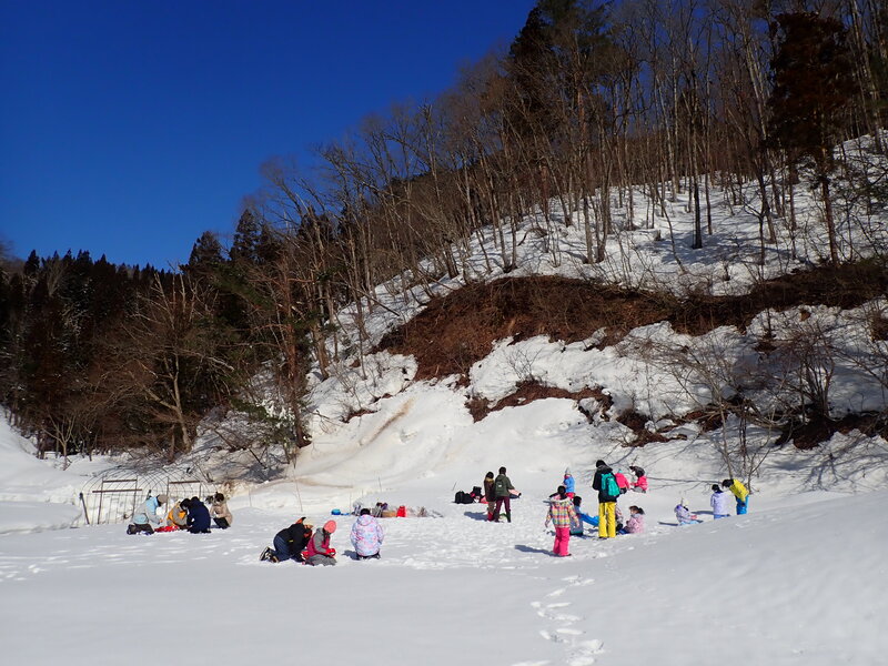 真っ白なグラウンドをレンタルして雪遊び