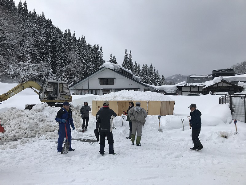 奥おおえ柳川温泉雪まつりのかまくら準備