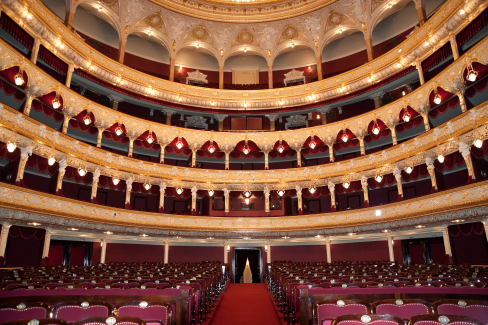 http://www.gentleman-blog.de/2017/01/03/stilvolles-verhalten-im-theater-tipps/