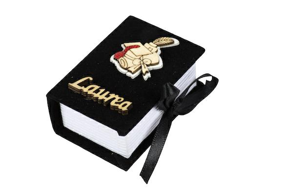 LIBRO LAUREA IN VELLUTINO NERO CON APPLICAZIONE LEGNO € 2,50 senza confetti