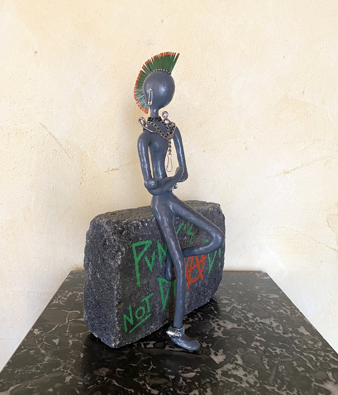 Punk´s not dead! - H33 x B21 x T15 cm (verkauft)