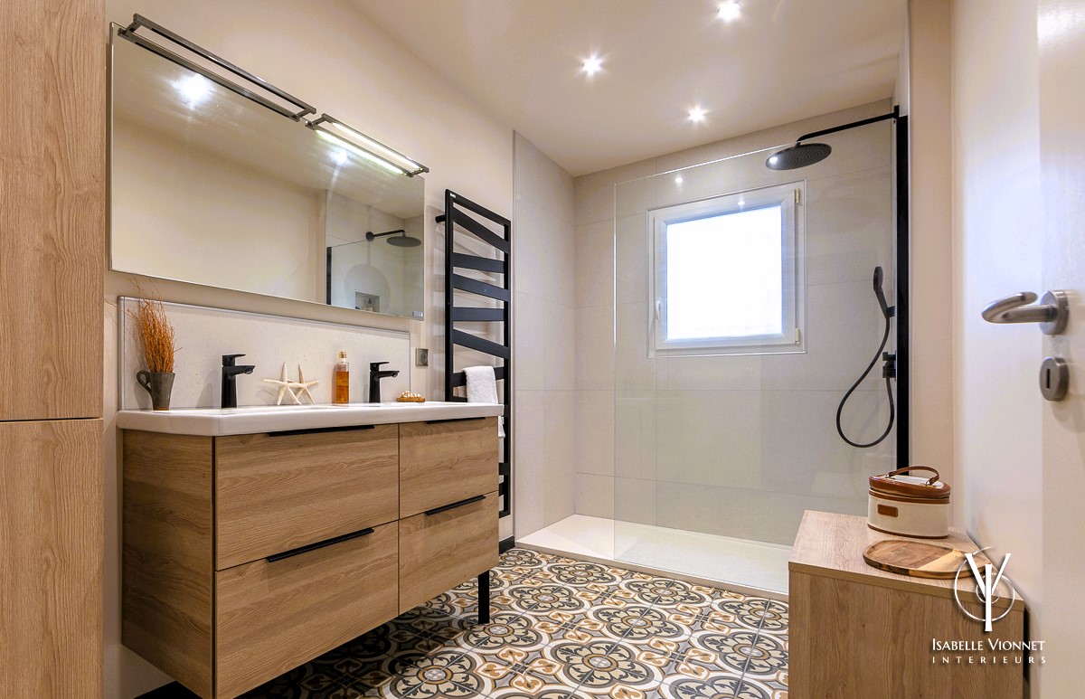 Nouveau style pour une nouvelle vie: La salle de bain entièrement repensée, lumineuse et chic en carreaux de ciment et bois clair.