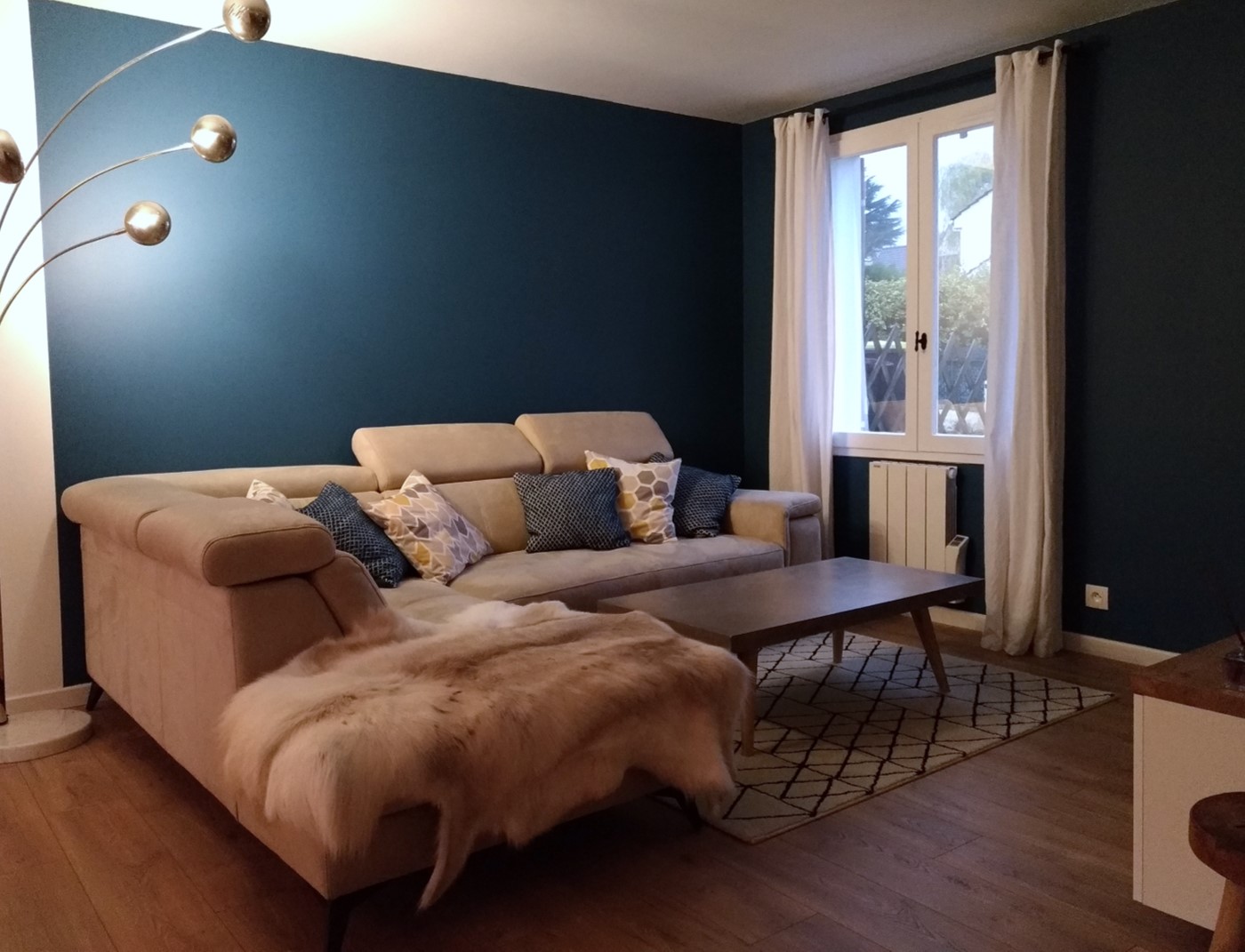 Séjour bleu cosy.