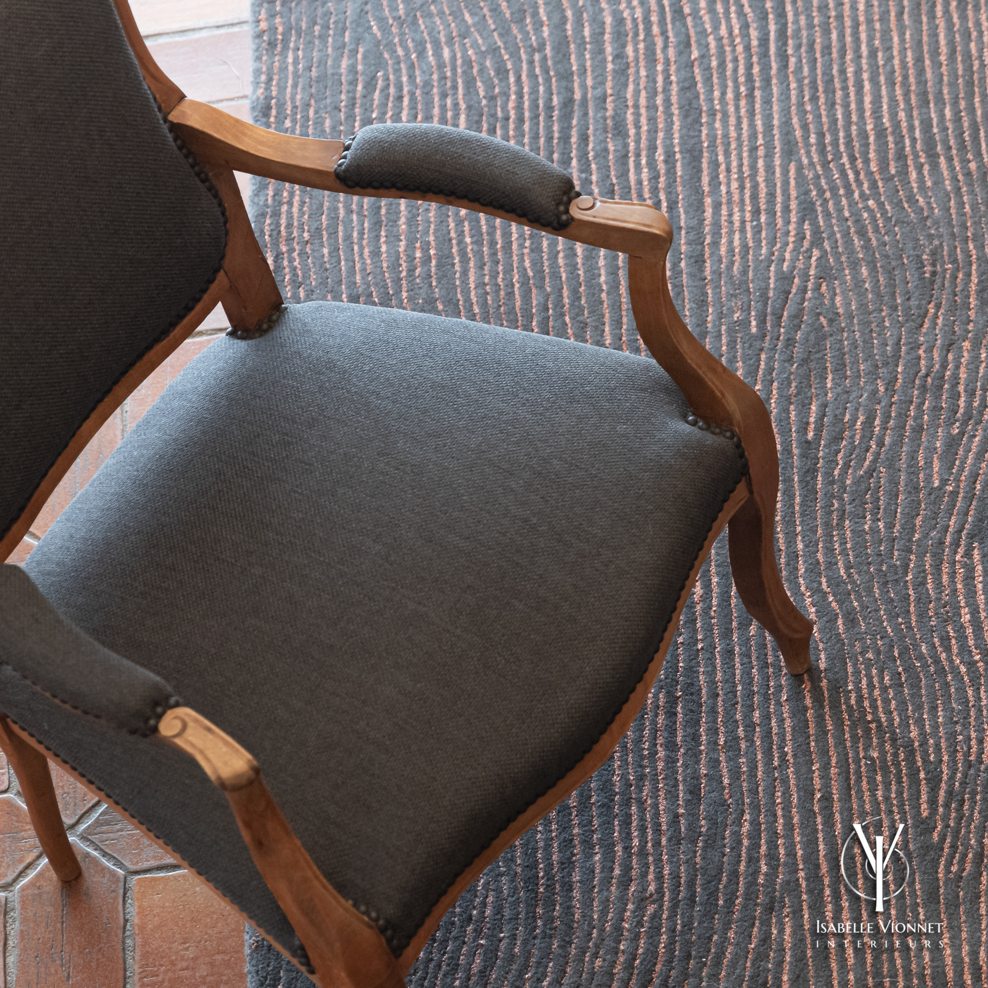 Détail du fauteuil de famille modernisé et du sublime tapis en laine