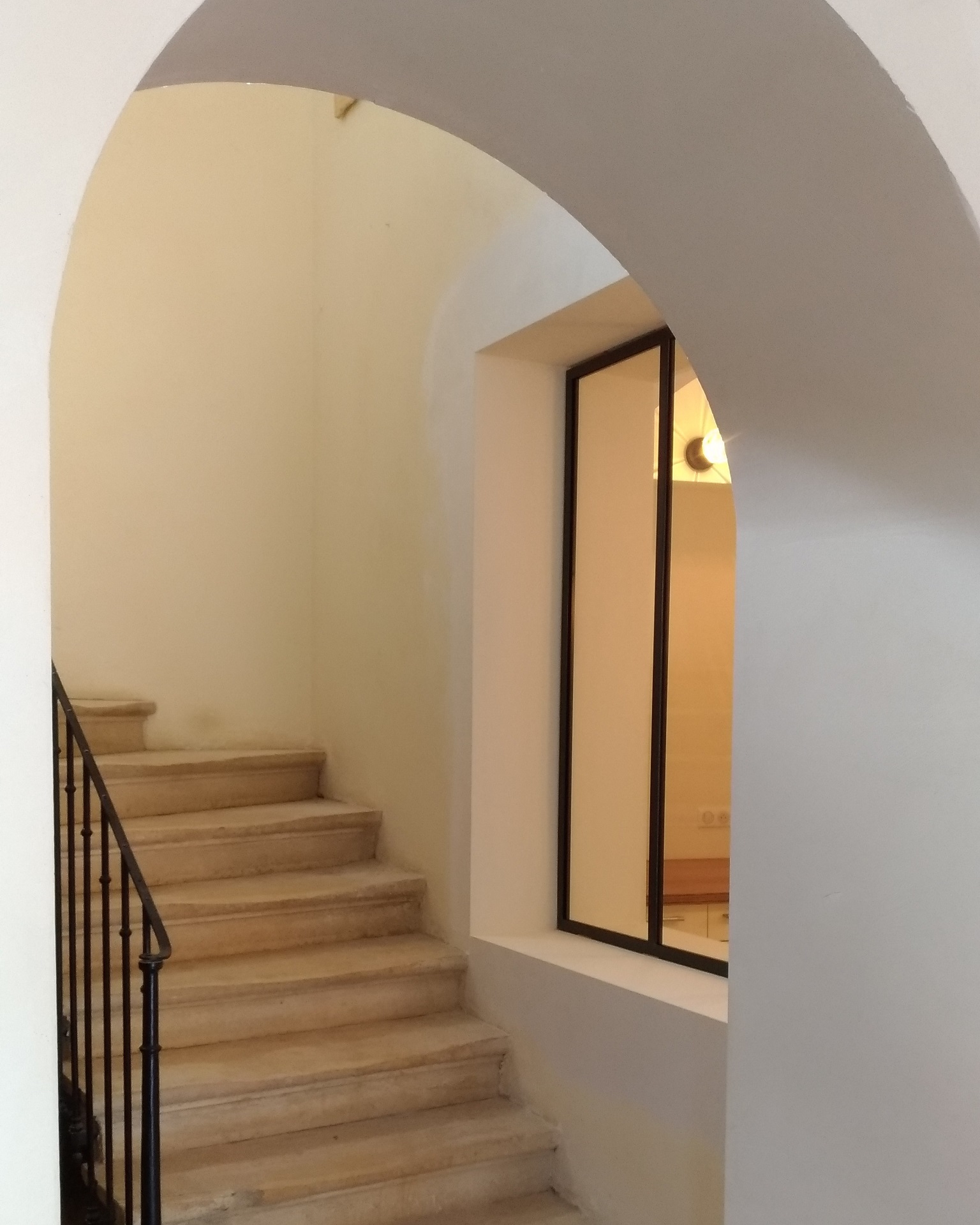 Création d'une verrière entre une cuisine voûtée et un bel escalier en pierre de taille.
