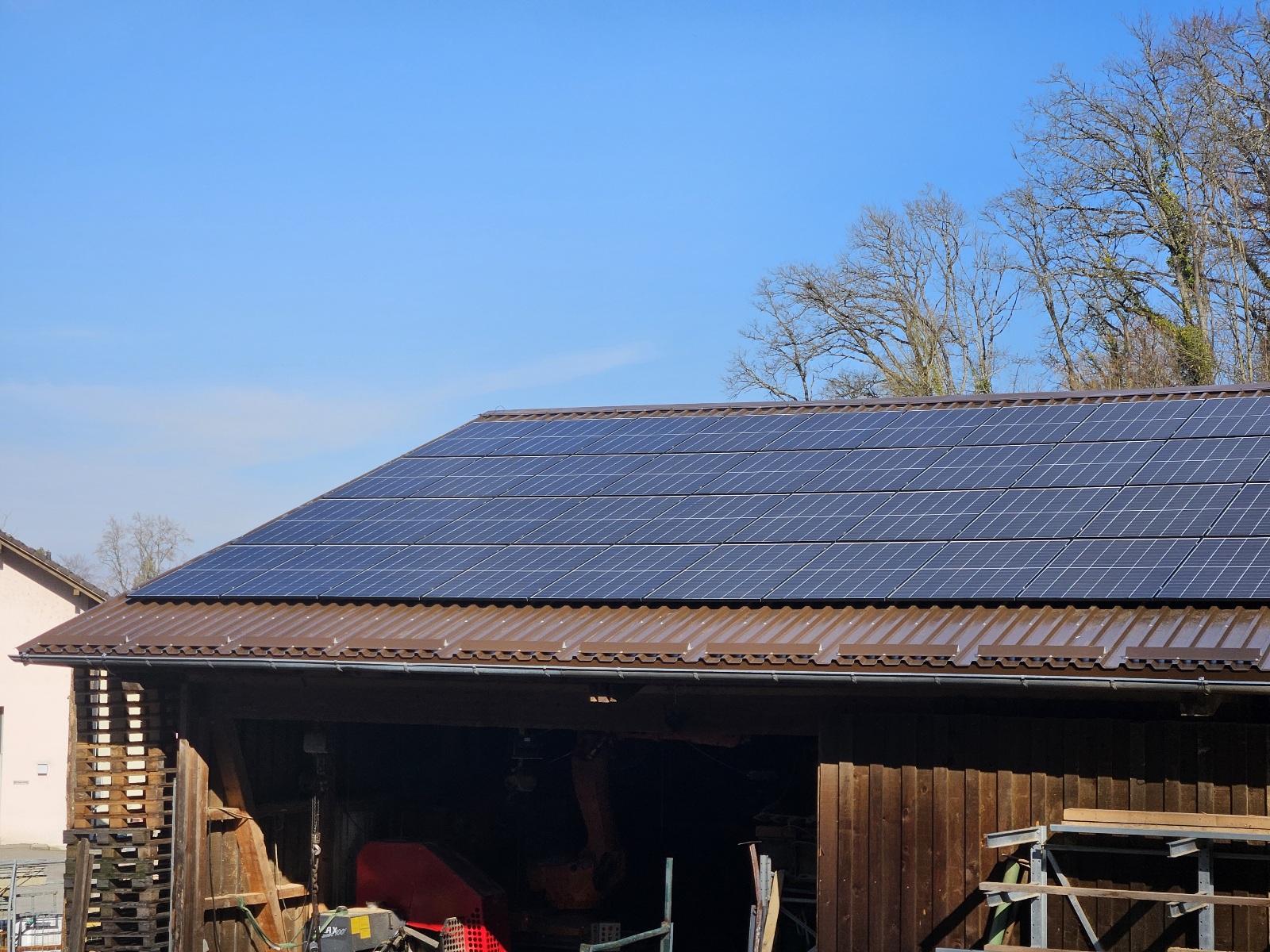 Umweltfreundliche Brennholz-Produktion dank Solarenergie