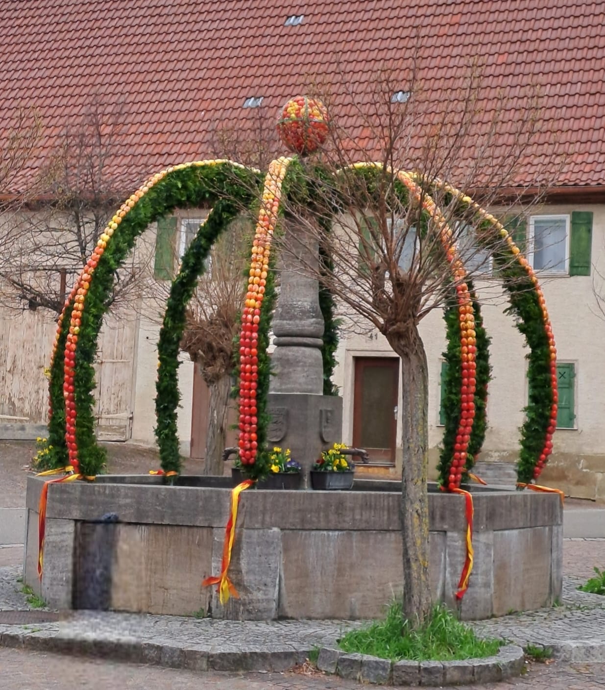 Osterbrunnen 2023 in Bissingen steht