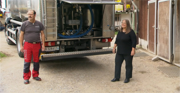 Heinz Berger und Monika Meier von der J. Meier Grüt Transporte AG geben auf dem Aussichtshof der Familie Pflugshaupt einen Einblick in den Milchtransport. Bild: Video SRF