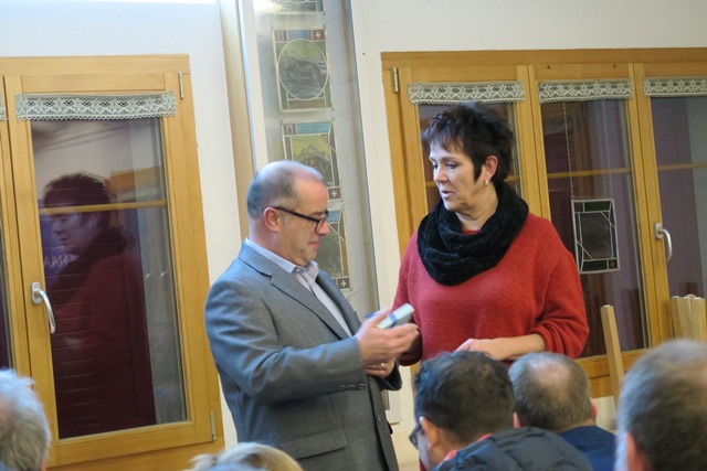 Silvia Berger bedankt sich bei René Bätschmann mit einer süssen Spezialität aus Gossau