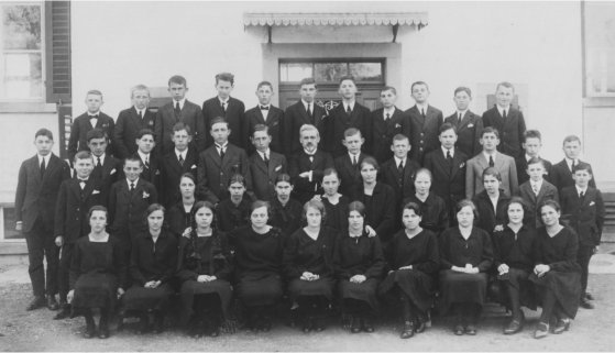 Die Gossauer Konfirmanden von 1928 mit Pfarrer Hans Meili in der Bildmitte. (Sammlung Gossau im Wandel, Dürstelerhaus)