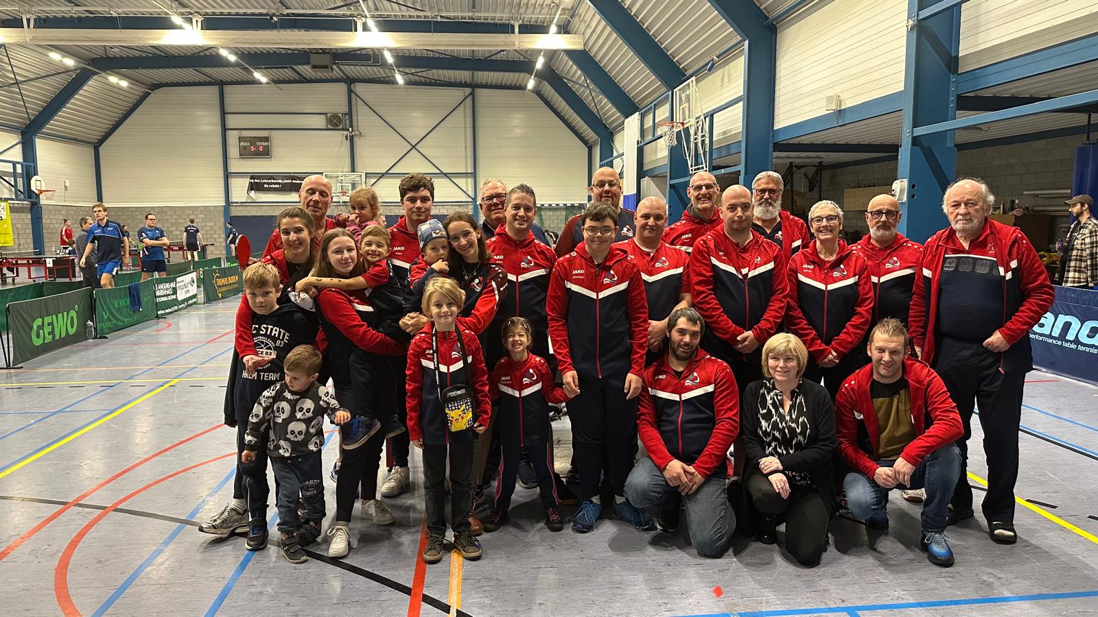 Gruppenbild des KTTC Recht-St Vith, Preisträger des mit 29 Mitgliedern angereisten, teilnehmerstärksten Vereins bei der diesjährigen OBM - Foto: KTTC Recht-St. Vith