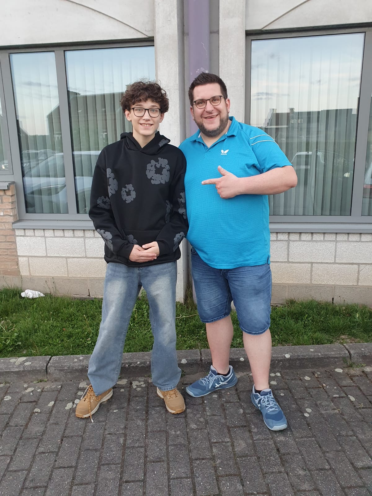 Cédric (E2) nebst seinem Onkel und Coach Gary Ritzen (D6, von links); Foto: privat