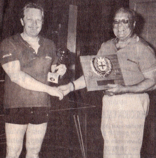 Erwin Rampelbergh (links) vor über 40 Jahren mit Edmond Frache (rechts), dem ehemaligen Präsidenten des Tischtennisklub St. Jean des Vignes 