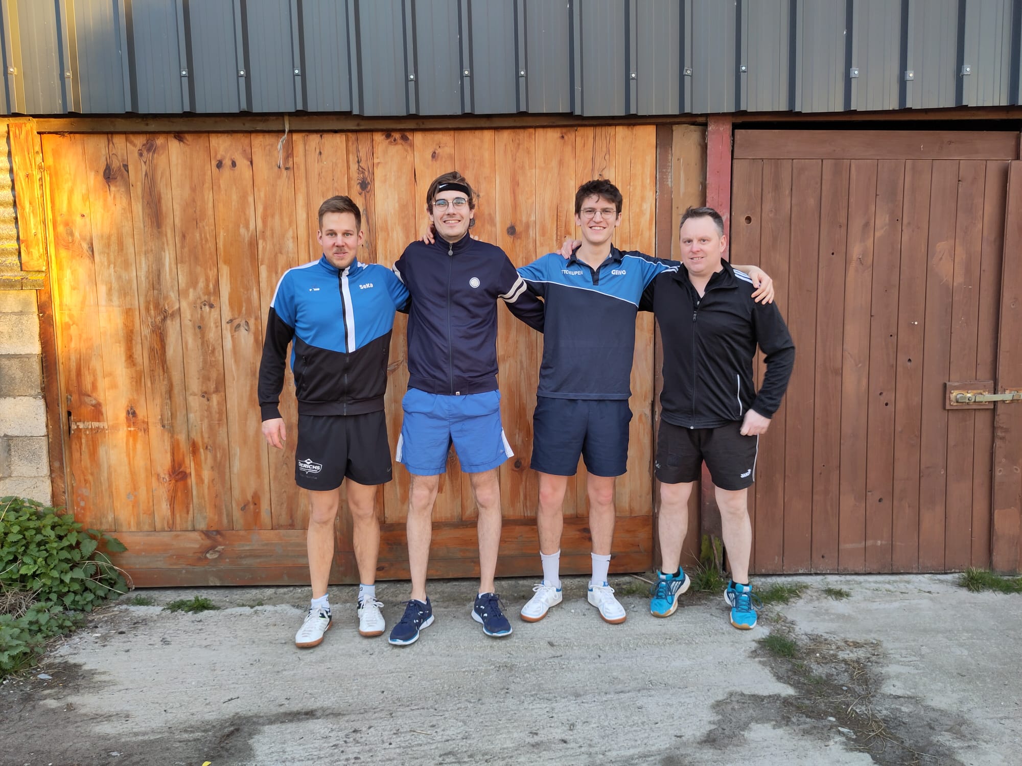 Mannschaftsfoto bei Yves' letztem Spiel in Vinalmont: Sebastian Kahlen, Tom Bildstein, Yves Sauter, Eric Kohn (von links).