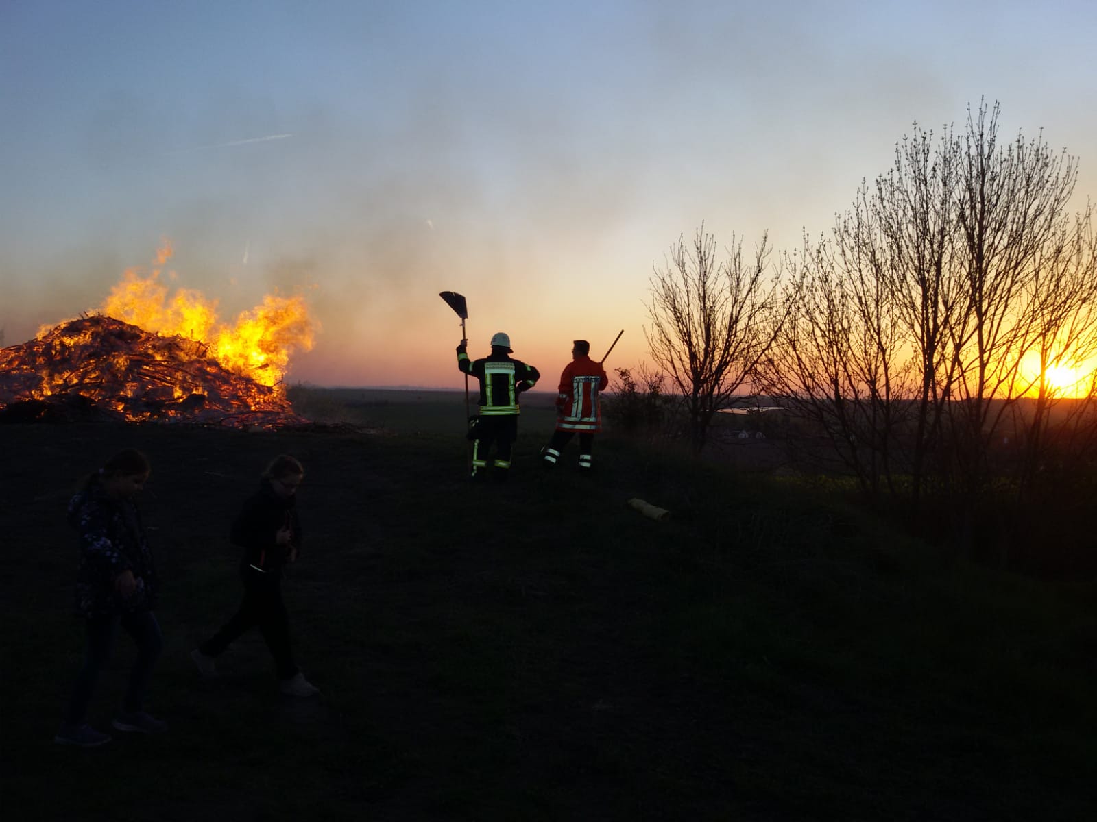Patrick Dube und Elias Hirsch nach dem erfolgreichen Anzünden des Osterfeuers.