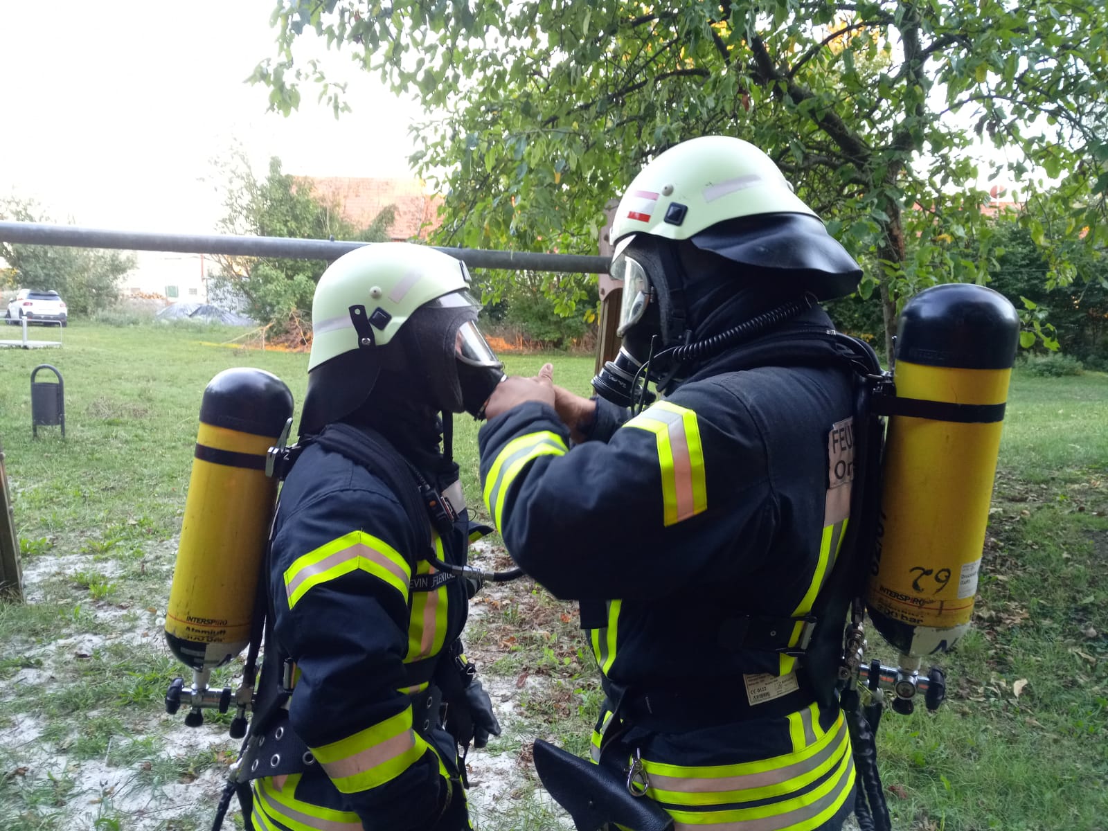 PA-Träger Übungsdienst am 07.09.2020: Patrick Dube (r.) am anschließen bei Kevin Flentge (l.)