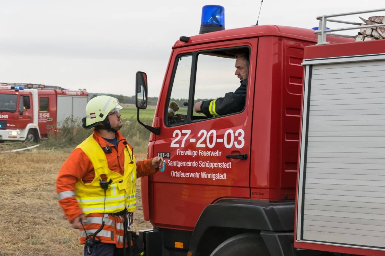 Einweisung der nachalarmierten Einsatzkräfte. 