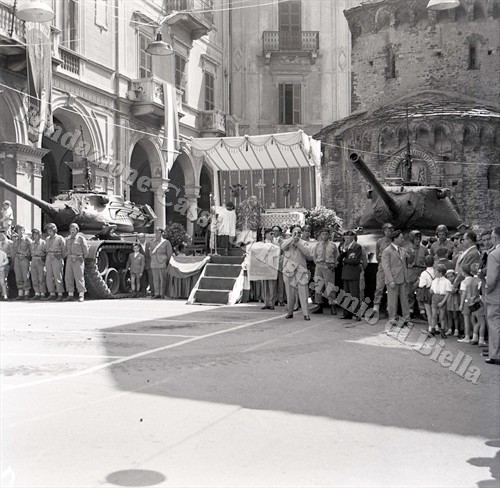 L'altare per la Messa al campo in piazza del Battistero, fiancheggiato dai due M47 Patton(Fondazione Cassa di Risparmio di Biella, archivio Lino Cremon)