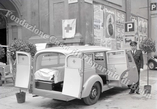 L'ambulanza Mercedes-Benz acquisita nel 1954 (Fondazione Cassa di Risparmio di Biella, archivio Lino Cremon)