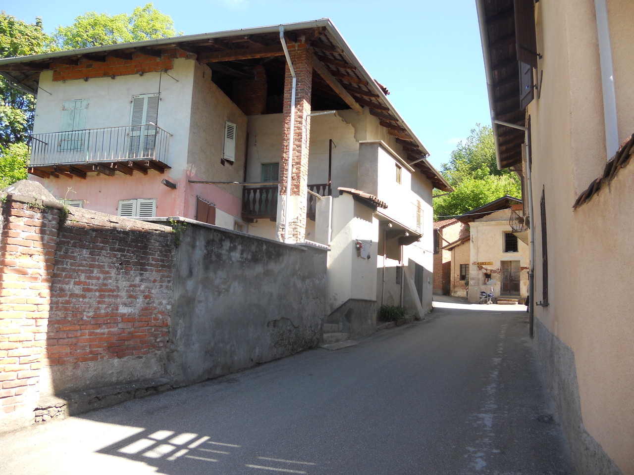 La via principale di Santa Maria di Curino: sulla sinistra l'edificio che nel 1944 ospitava l'osteria di Silvio Locca