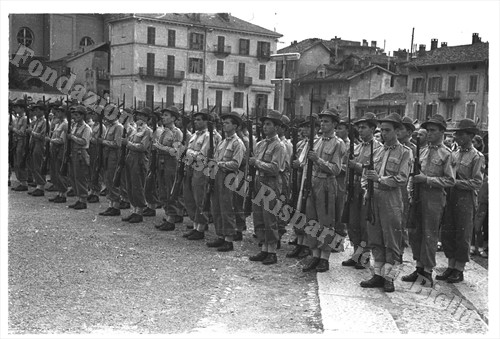 Il picchetto d'onore del 4°rgt Alpini schierato in piazza Martiri della Libertà (Fondazione Cassa di Risparmio di Biella, archivio Cesare Valerio)