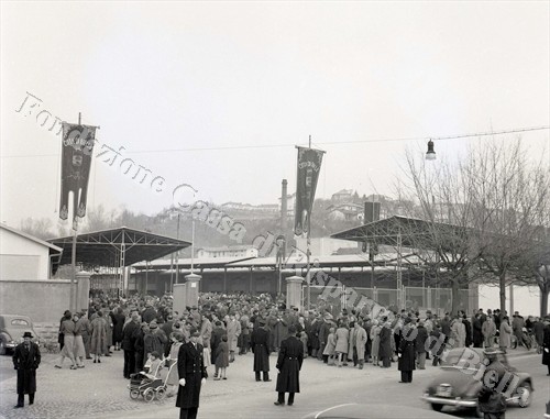 Il mercato ortofrutticolo all'ingrosso di via Ivrea, 1955 (Fondazione Cassa di Risparmio di Biella, archivio Lino Cremon)