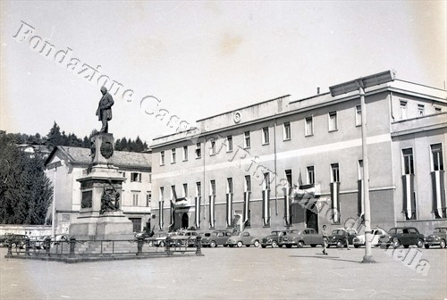 L'edificio del Liceo Classico in piazza Martiri imbandierato a festa (Fondazione Cassa di Risparmio di Biella, archivio Lino Cremon)