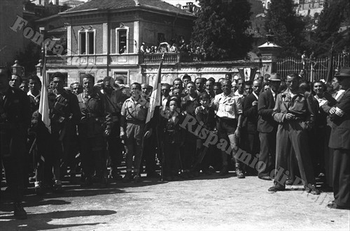 Partigiani in piazza Q. Sella, oggi piazza Martiri (Fondazione Cassa di Risparmio di Biella, archivio Cesare Valerio)