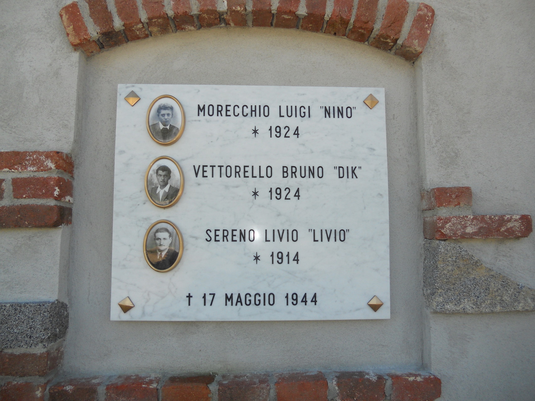 La lapide commemorativa del sacrificio di Luigi Morecchio, Elivio Sereno e Bruno Vettorello