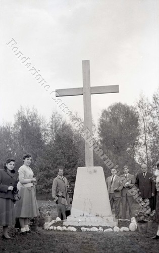 La grande croce di legno di castagno (Fondazione Cassa di Risparmio di Biella, archivio Lino Cremon)